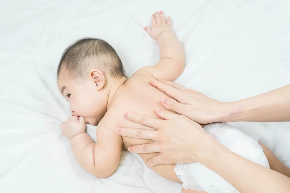 Hướng dẫn kỹ thuật massage cho trẻ sơ sinh: Kết nối yêu thương và hỗ trợ phát triển toàn diện